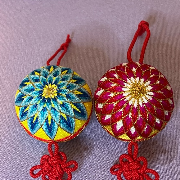 Beautiful Japanese TEMARI ball handmade by artisans Set of 2. - Picture 2 of 9